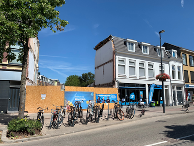 903331 Gezicht op het filiaal van de supermarkt Albert Heijn (Biltstraat 90-92), met links de bouwschutting om de ...